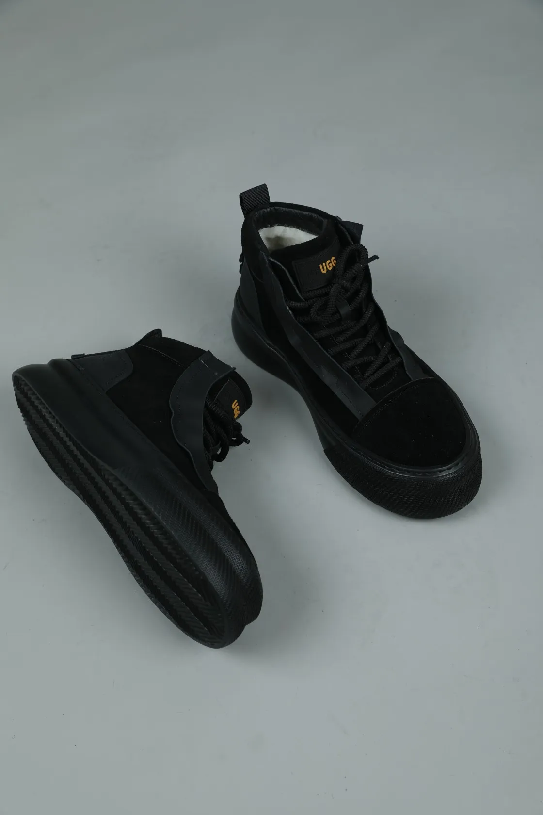 Men's shoes 💰600 IUGGI handsome double-sided short boots. I was attracted by it at first sight. Exclusive and original private outsole. Super soft and light rebound. Top layer calfskin grain frosted. Full texture. All sheep fur inside. Size: 39-44 Model 3681